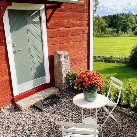 Nyrenoverad Stuga Naera Naturen Linköping Esterno foto
