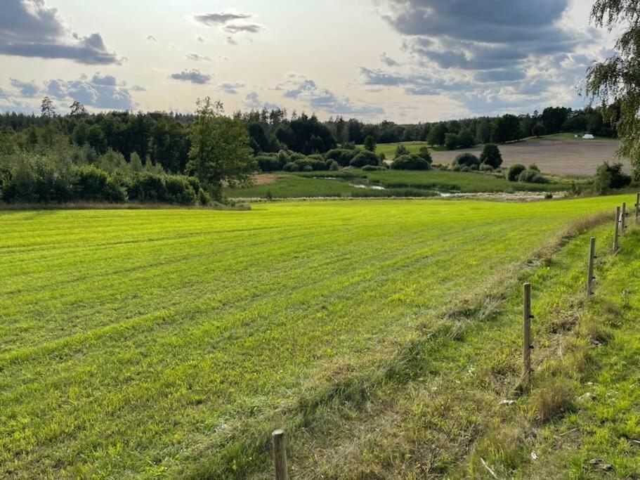 Nyrenoverad Stuga Naera Naturen Linköping Esterno foto